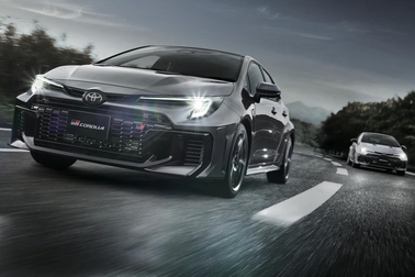 （左）：RZ［GR-DAT（8AT・4WD）］